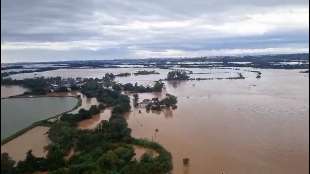 Vídeo mostra resgate feito por helicópteros da Base Área