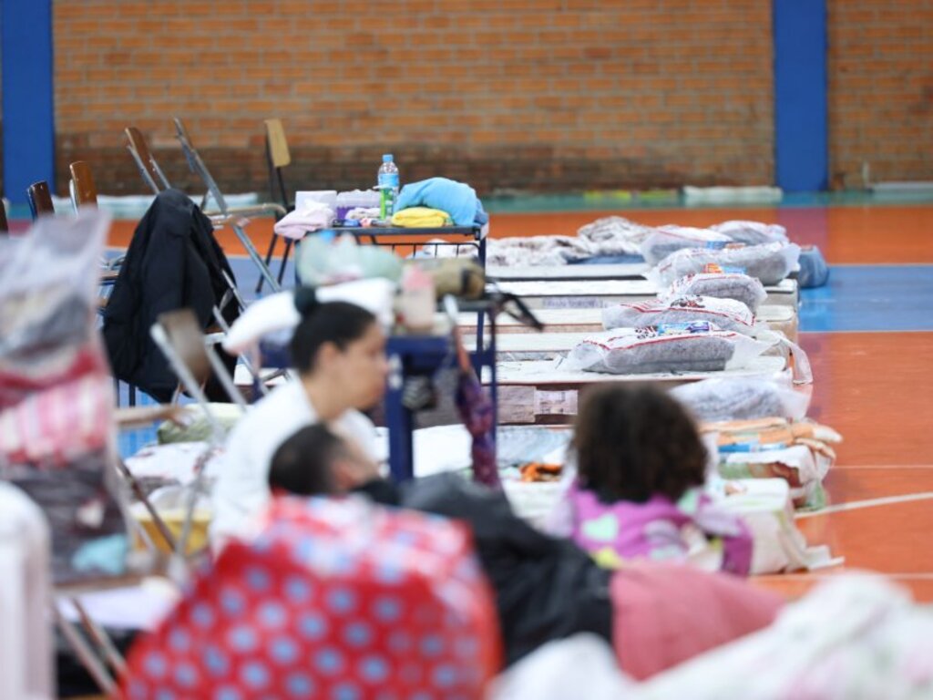 Mais de 50 pessoas estão abrigadas no Centro Desportivo Municipal em Santa Maria