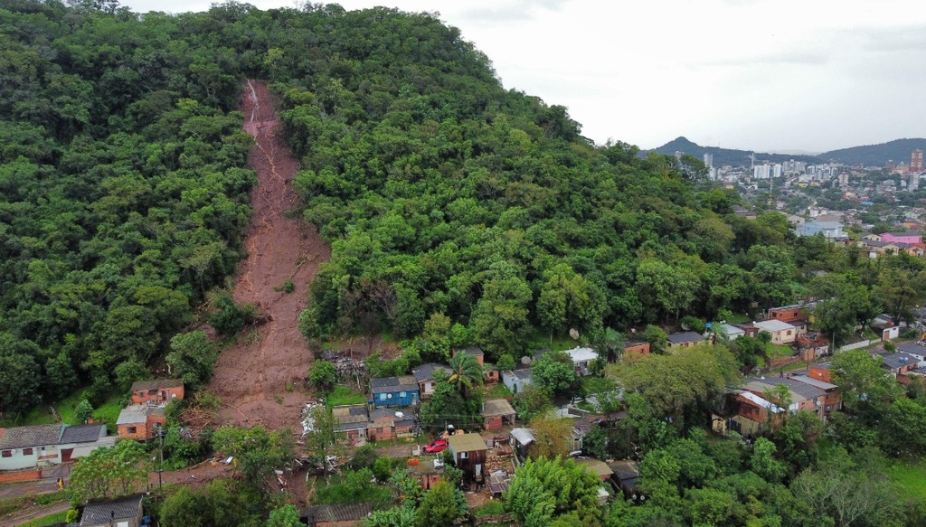 Com R$ 16 milhões liberados, obra de proteção da encosta da Rua Canário pode prever até remoção de casas