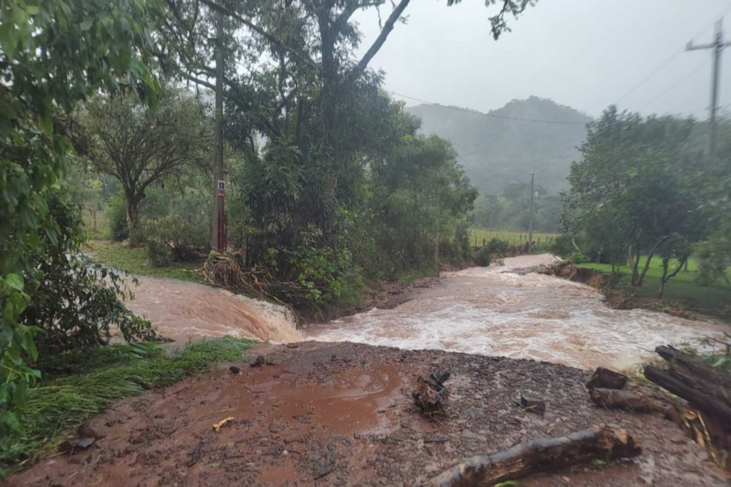 título imagem Equipes trabalham para acessar a Estrada do Rincão dos Minello, no interior de Itaara