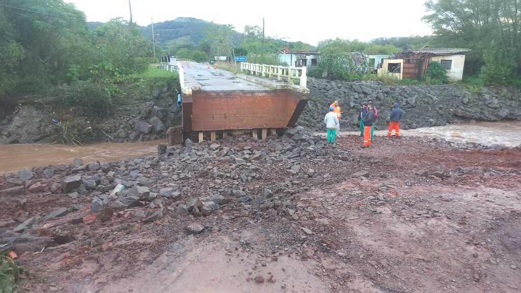 Obras para recuperação de pontes e estradas avançam neste sábado; veja quais trechos