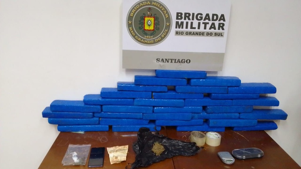 Mulher de 60 anos é presa com 30 tijolos de maconha em Santiago