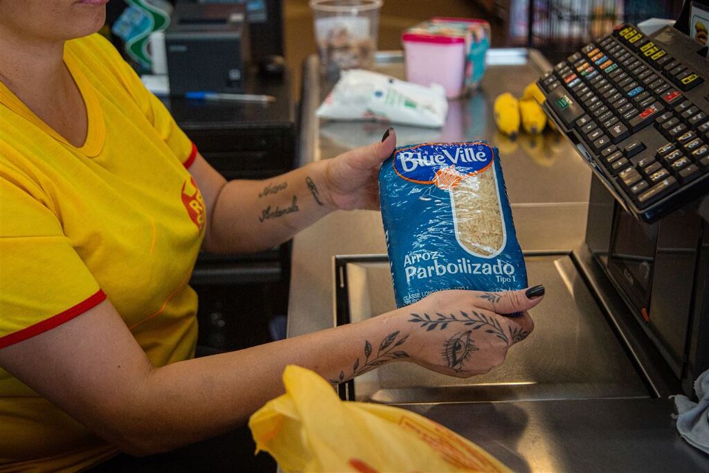 Mesmo com estradas bloqueadas, supermercados de Santa Maria não devem ter falta de alimentos