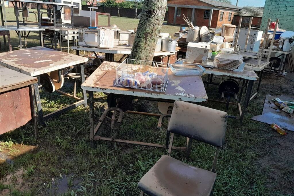 título imagem Salas de aula de escola de Agudo ficam submersas com a enchente