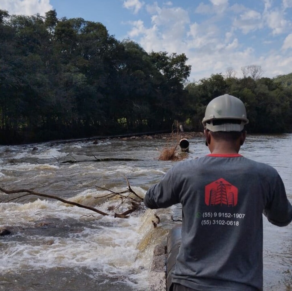Foto: Corsan (Divulgação) - Três retroescavadeiras, uma escavadeira e um caminhão também foram deslocados para realizar o concerto da tubulação.