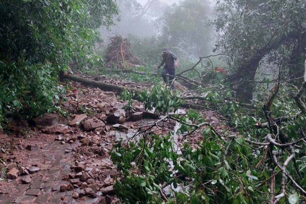título imagem Equipes trabalham para liberar Estrada da Gruta, acesso de Vale Vêneto a Silveira Martins