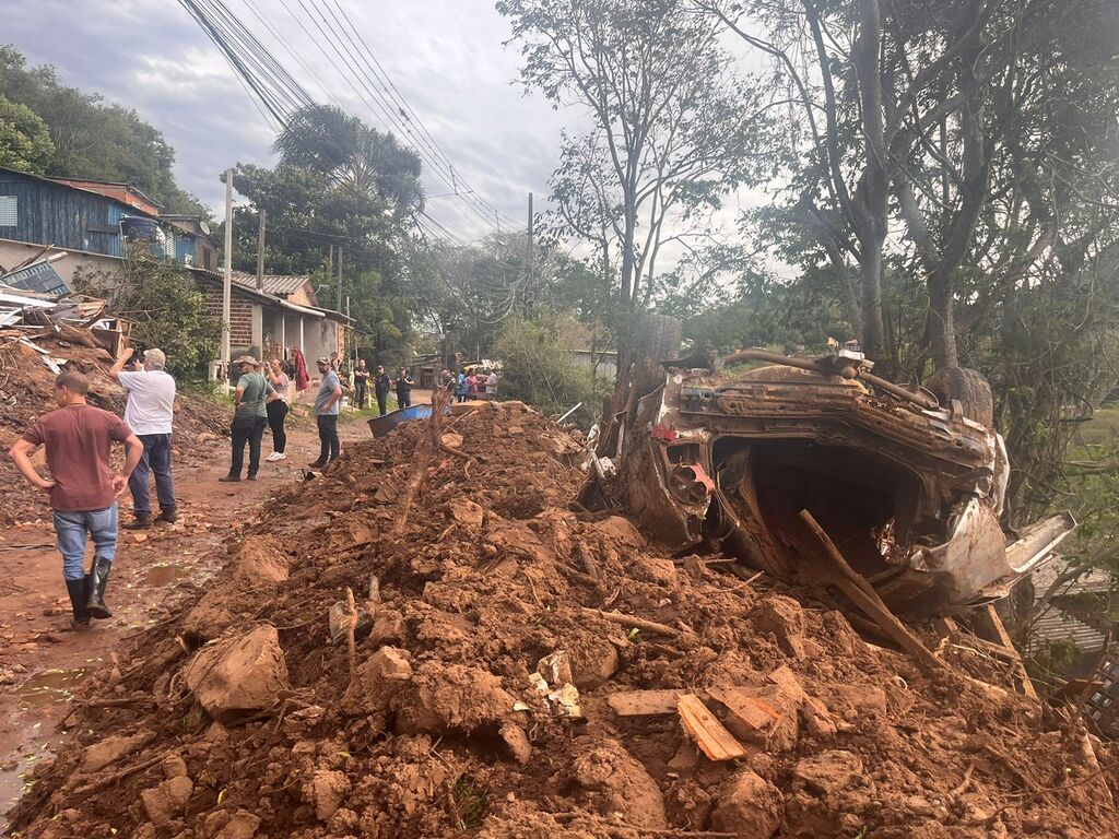 título imagem Morro do Cechella passa por avaliação técnica e apresenta risco de novos deslizamentos