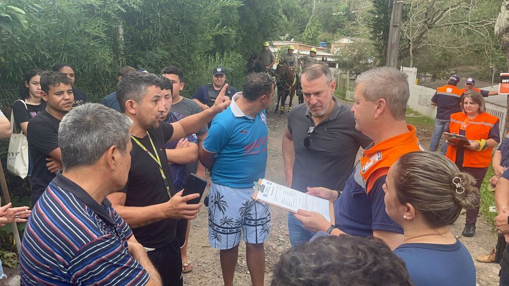 título imagem Defesa Civil retorna à Rua Canário com termo de ciência de interdição do local, mas moradores se recusam a assinar o documento