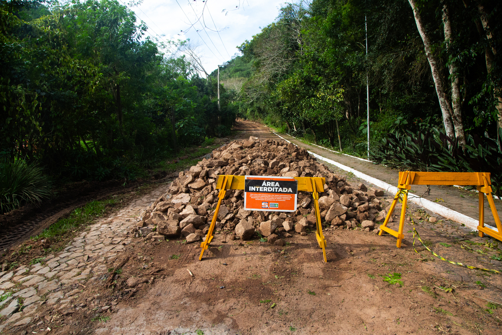 Estrada do Perau começou a ser recuperada; moradores aguardam a liberação do trânsito Estrada do Perau começou a ser recuperada; moradores aguardam a liberação do trânsito