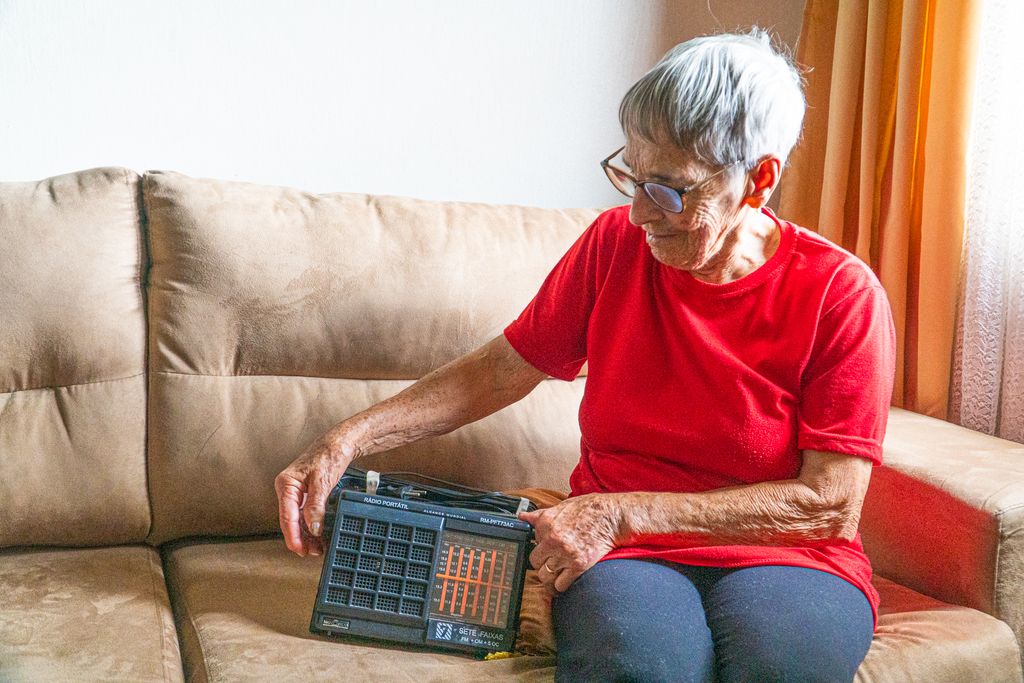 Sem luz e internet, dona Alda fez do rádio de pilhas companhia e fonte de informação