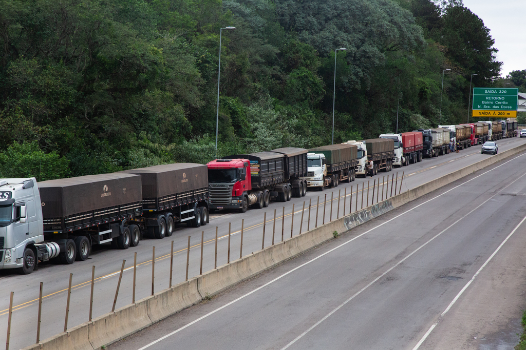 título imagem Caminhoneiros formam fila à espera de liberação de travessia na BR-158 entre Santa Maria e Itaara