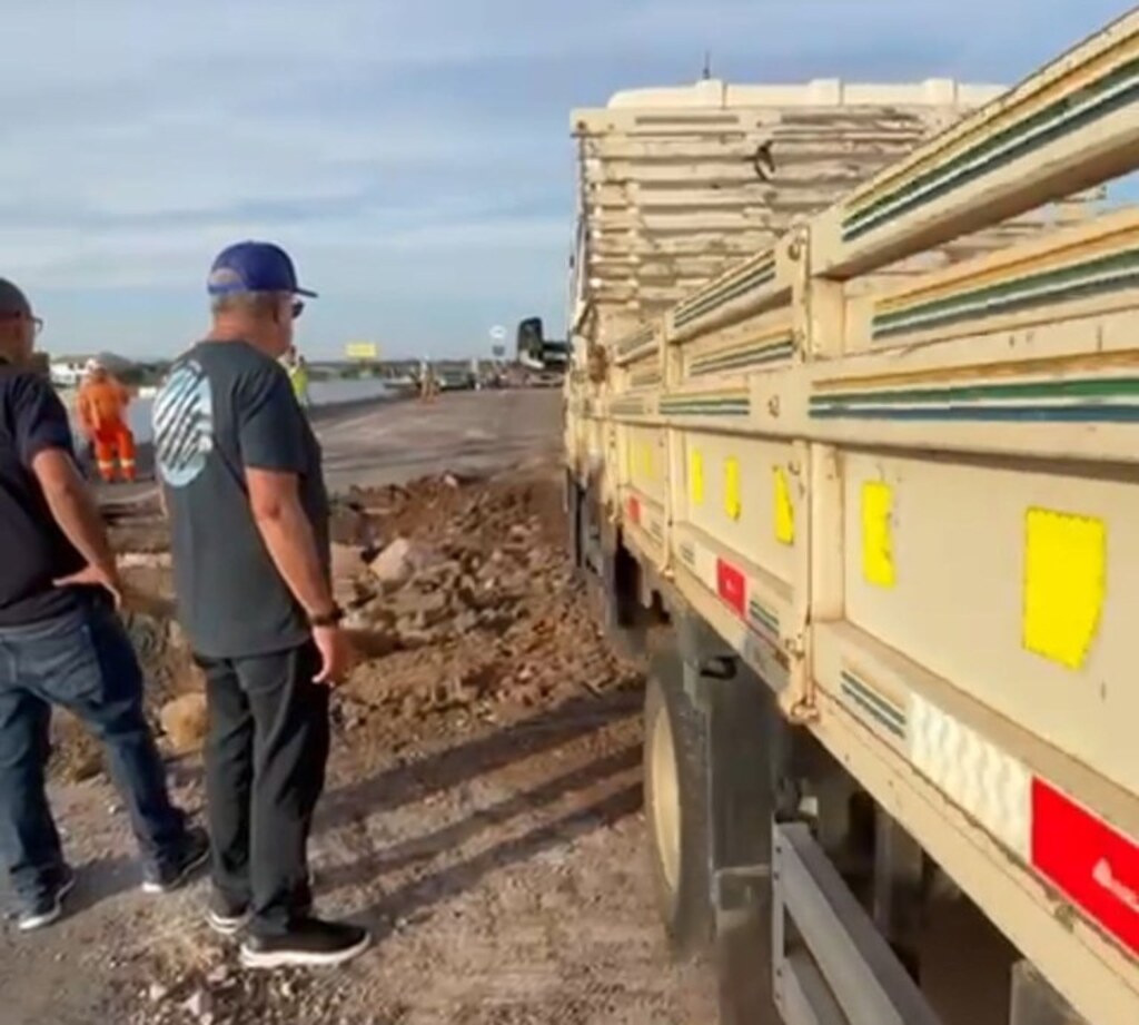 título imagem Operação permite a passagem de veículos de emergência e de transporte de produtos essenciais na BR-290 entre Porto Alegre e a Região Central