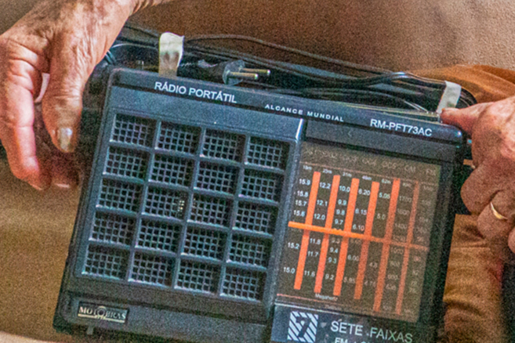 título imagem Iniciativa da UFSM arrecada rádios e pilhas para famílias sem energia elétrica devido à enchente