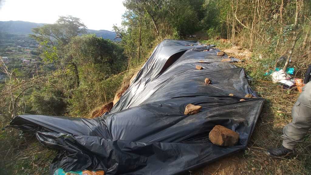 Nova perícia é realizada no topo do Morro do Cechella, após denúncia de intervenções irregulares feitas no local Nova perícia é realizada no topo do Morro do Cechella, após denúncia de intervenções irregulares feitas no local