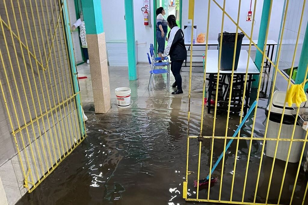 título imagem Alunos precisam ser retirados de escola na região oeste de Santa Maria após alagamento nesta sexta