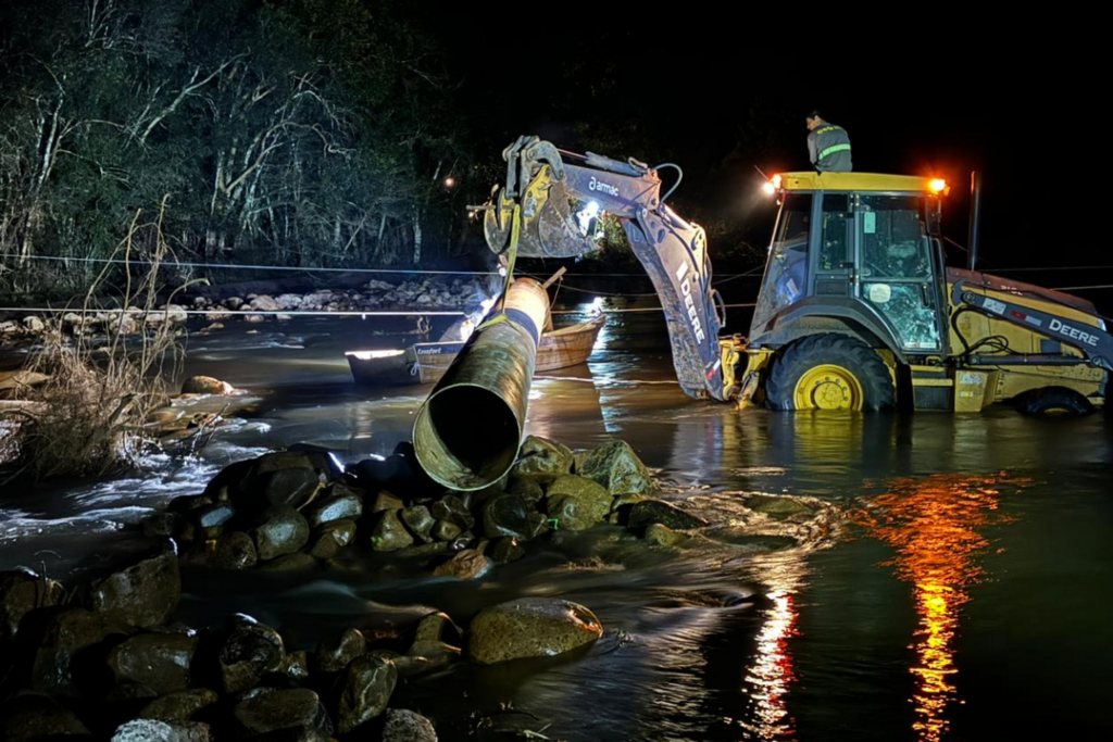 Novo rompimento de tubulação faz cair para 60% o abastecimento de água em Santa Maria