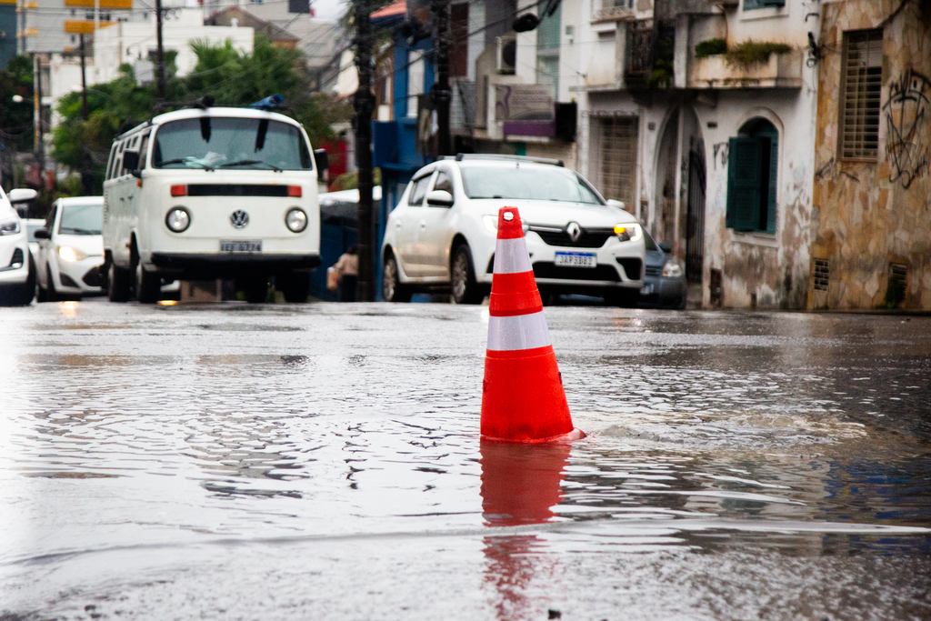 título imagem Chuva forte desta sexta-feira volta a causar alagamentos e prejuízos em Santa Maria