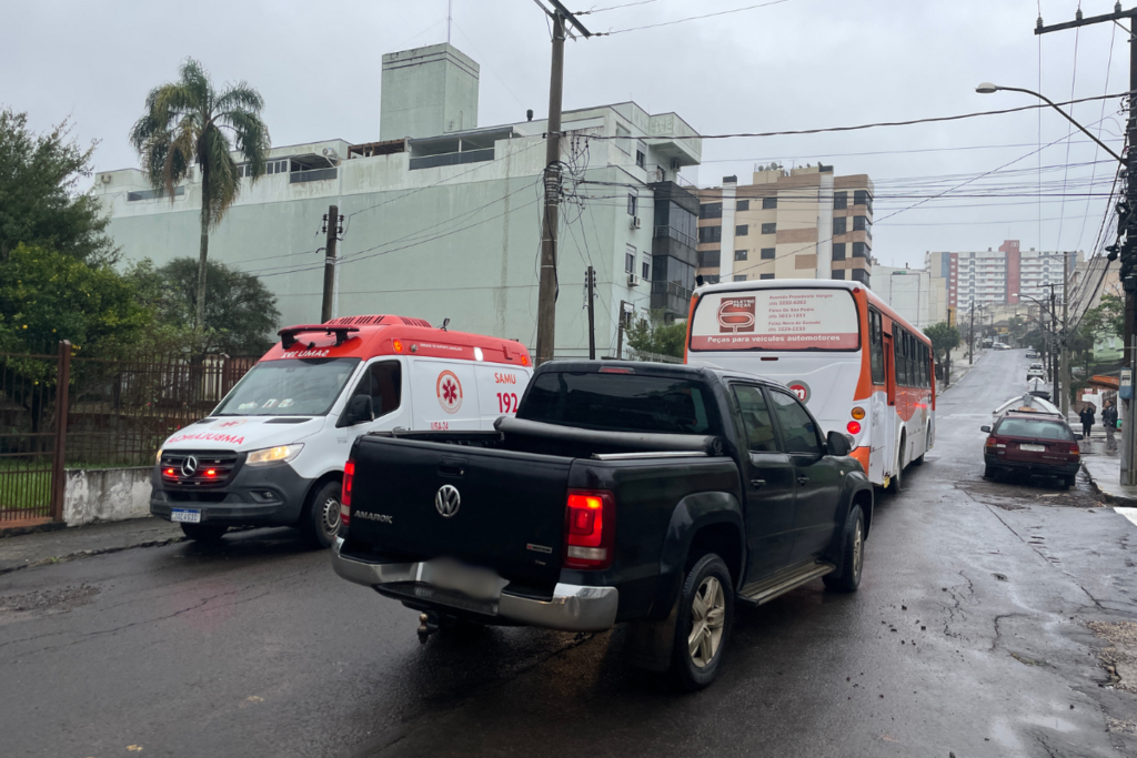 Atropelamento deixa jovem ferida na Rua General Neto, no Bairro Nossa Senhora de Lourdes