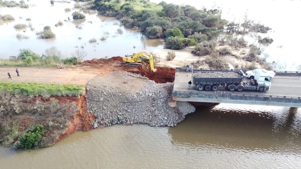 Prefeitura de Cacequi (Divulgação) - Reconstrução da cabeceira da ponte com cargas de pedras.