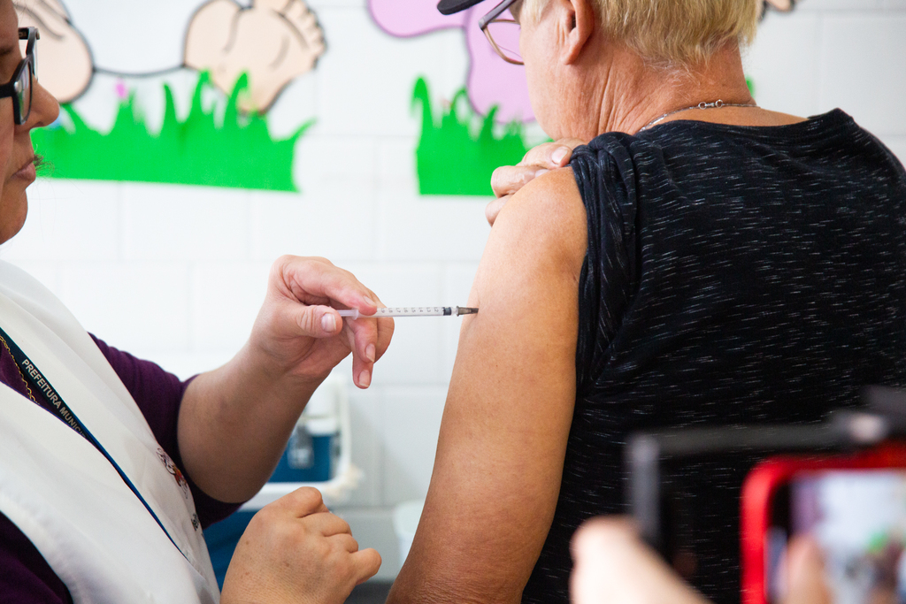 Vacina contra gripe é estendida à população acolhida em abrigos Vacina contra gripe é estendida à população acolhida em abrigos