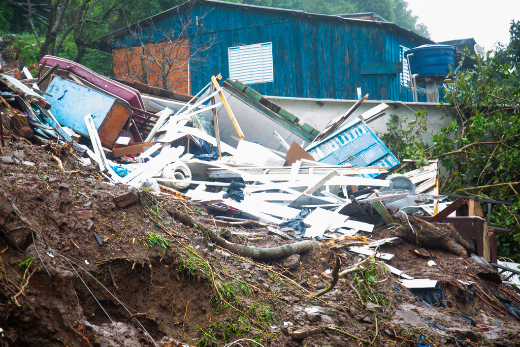 título imagem 20 casas destruídas e 80 afetadas em Santa Maria: compra assistida é uma das opções