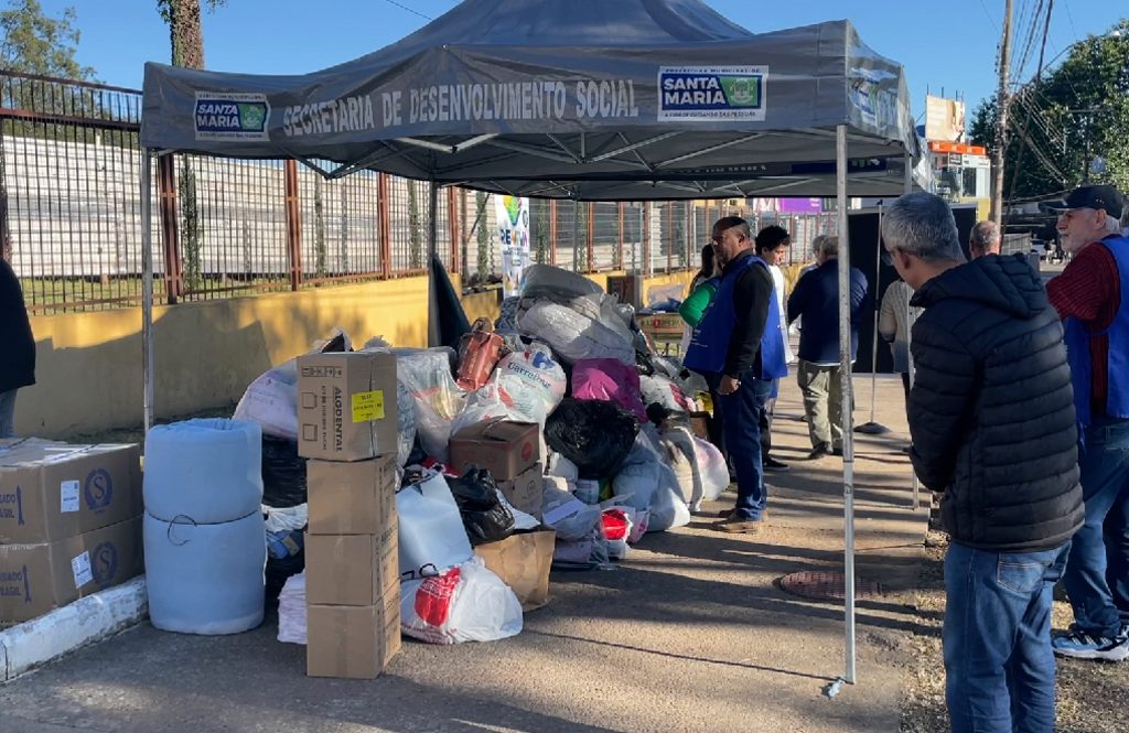 título imagem ReViva Santa Maria e Abrace o RS arrecadou cerca de 5 toneladas de roupas e mais de 300 quilos de alimentos