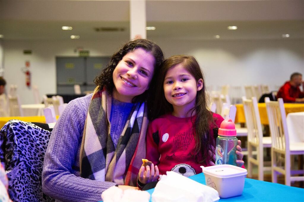 Galeria de imagens: A servidora pública Maira Nascimento levou a filha Alice, de apenas 7 anos, no evento. A menina ajudou a mãe a escolher os itens a serem doados para crianças atingidas pelas fortes chuvas