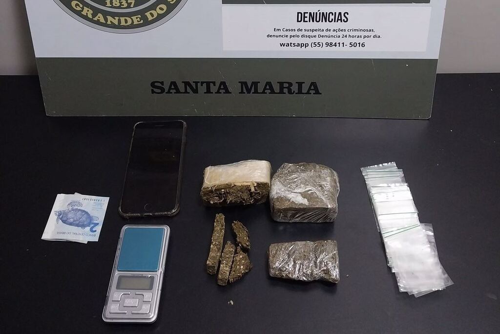título imagem Jovem é preso por tráfico em frente ao quartel da Brigada Militar em Santa Maria