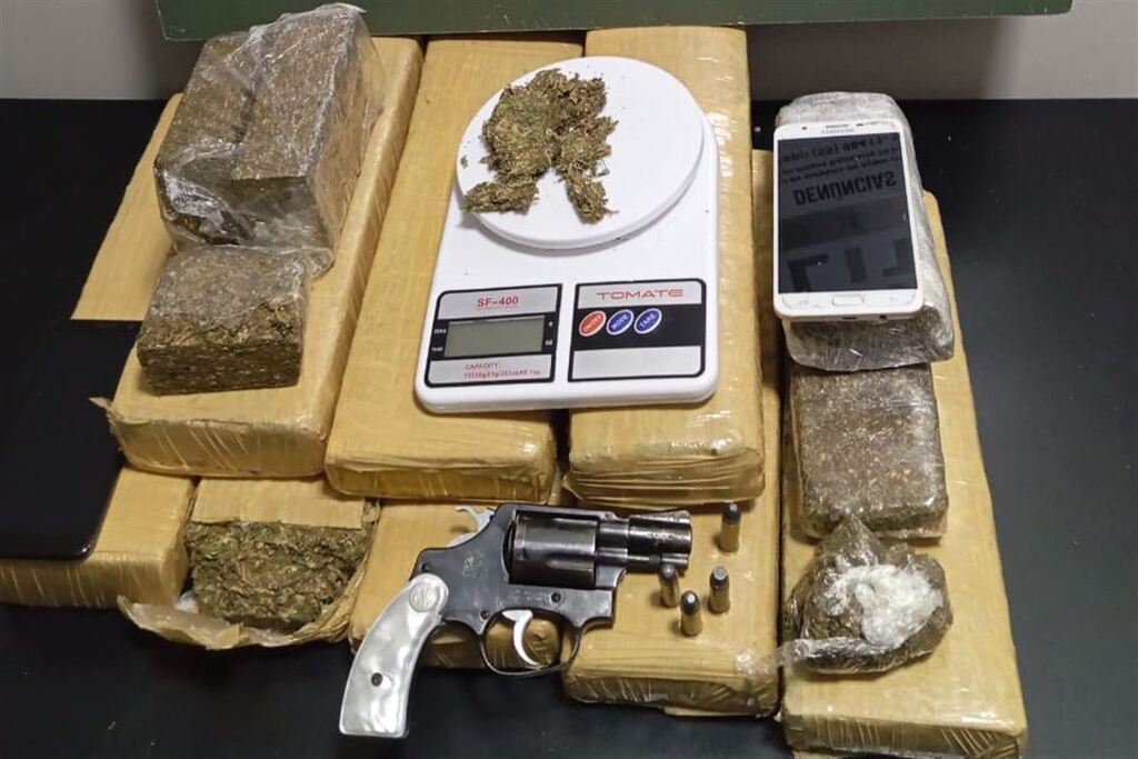 título imagem Adolescente é apreendido por porte ilegal de arma e tráfico de drogas em Santa Maria