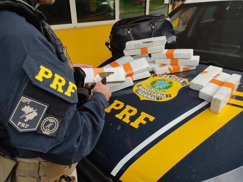 Adolescente é flagrada transportando 12 quilos de maconha dentro de ônibus em Santa Maria