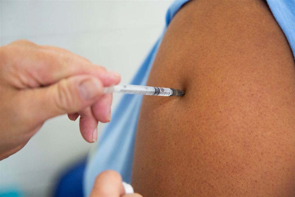 título imagem Novas vacinas contra Covid-19 começam a ser distribuídas no Estado; Regional de Santa Maria vai receber mais de 4,6 mil doses