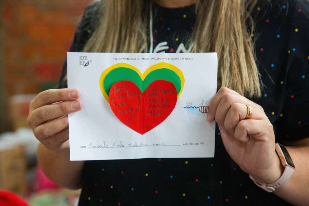 Em gesto de agradecimento, alunos confeccionam cartinhas aos voluntários do CDM