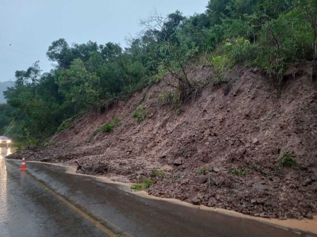 Novos deslizamentos interrompem rodovias na região; Autoridades pedem que motoristas evitem viajar Novos deslizamentos interrompem rodovias na região; Autoridades pedem que motoristas evitem viajar