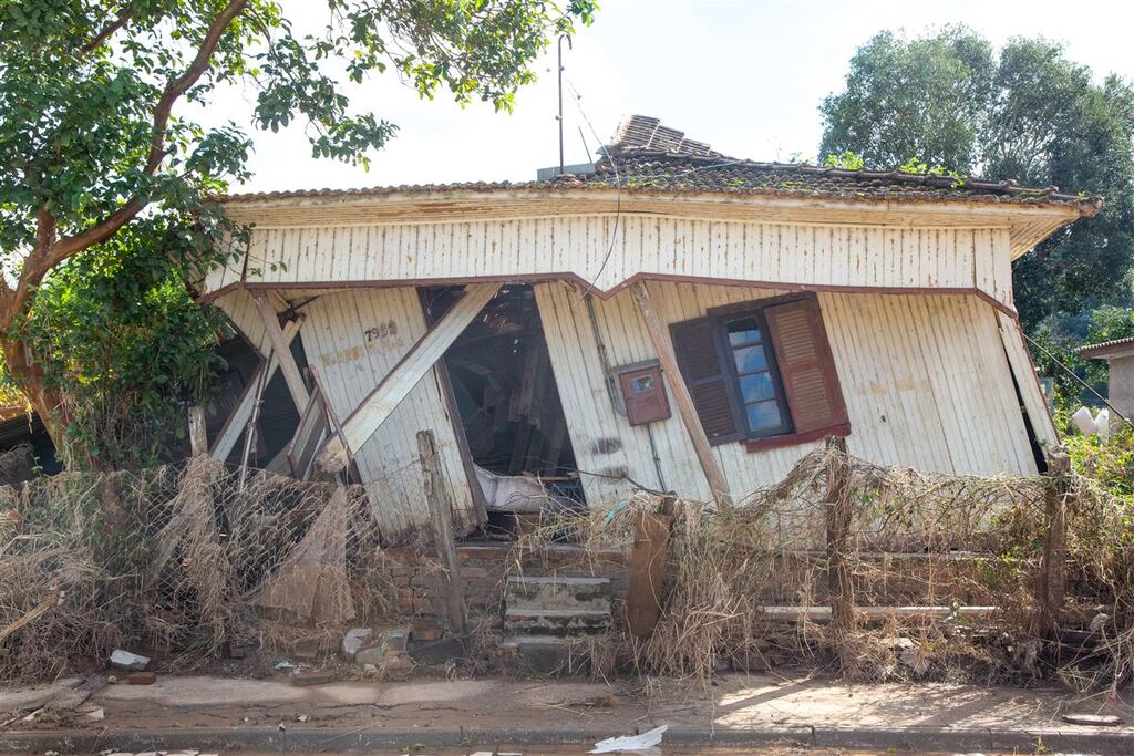 Número de mortes em decorrência das enchentes aumenta para 163 nesta quinta; 64 pessoas seguem desaparecidas