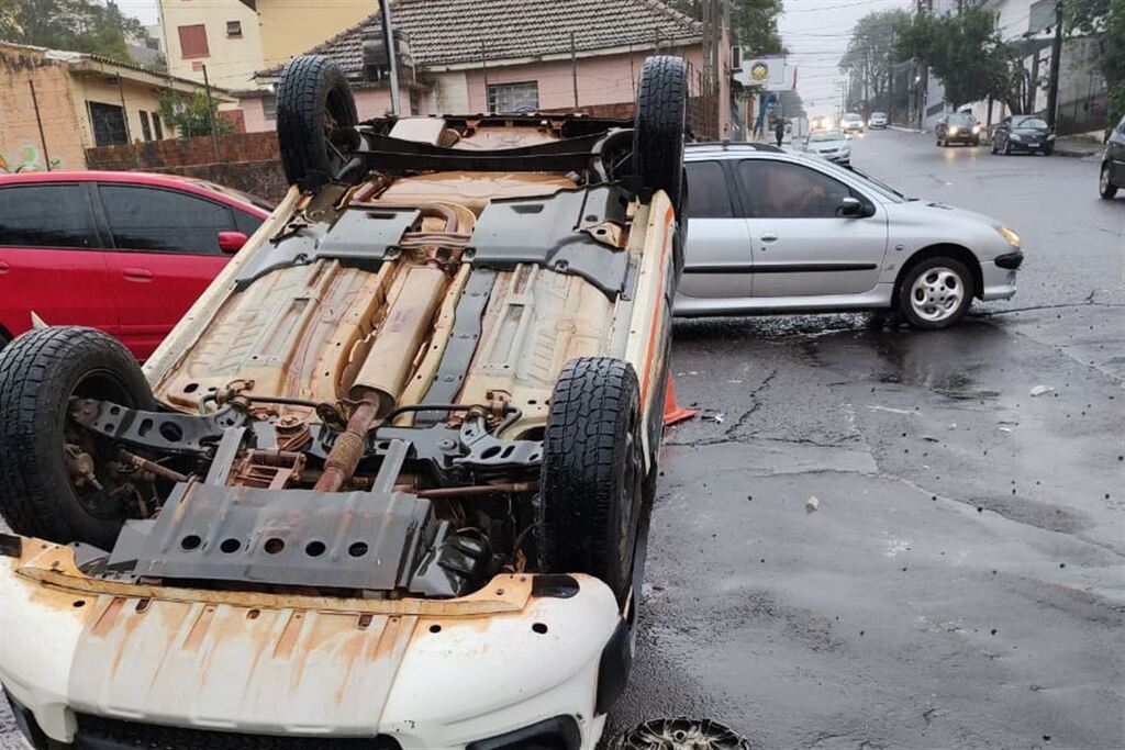 Motorista foge após colidir com Fiat Uno, que atropelou pedestre e capotou em Santa Maria Motorista foge após colidir com Fiat Uno, que atropelou pedestre e capotou em Santa Maria