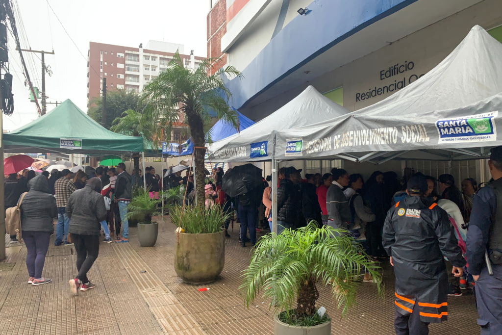 Atingidos pelas chuvas enfrentam longas filas para realizar cadastros que dão direito a benefícios sociais Atingidos pelas chuvas enfrentam longas filas para realizar cadastros que dão direito a benefícios sociais