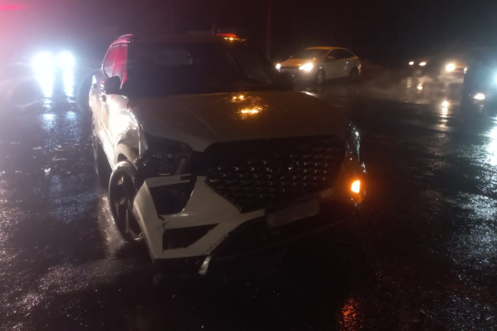 título imagem Colisão entre carro e moto deixa uma pessoa ferida no trevo da Maringá, na Faixa Nova de Camobi