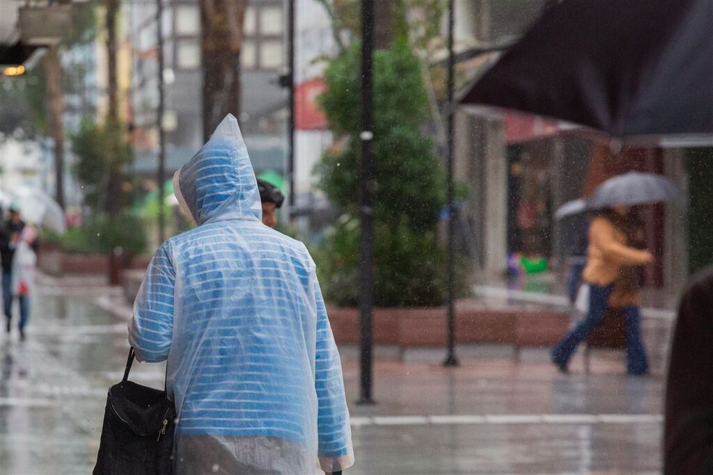 Semana deve iniciar com chuva, mas tempo firma na terça-feira com retorno do sol Semana deve iniciar com chuva, mas tempo firma na terça-feira com retorno do sol