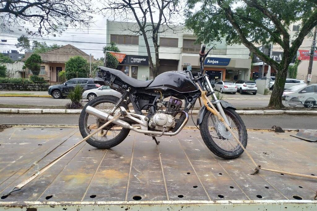 Foto: Brigada Militar - Motocicleta estava sem a placa e com o cano de descarga alterado