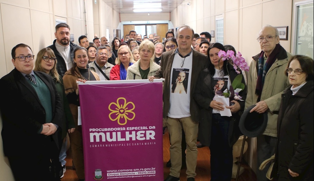 Gustavo Nuh/Câmara de Vereadores de Santa Maria - Rogério Froner Costa e Cibele Costa, mãe e pai da Isadora acompanharam o ato de descerramento da placa, junto com famíliares, amigos. Também esteve presente, o procurador juridico da câmara, Lucas Saccol, a Delegada Débora dias e a vereadora Marina Callegaro proponente da denominação da Procuradoria.