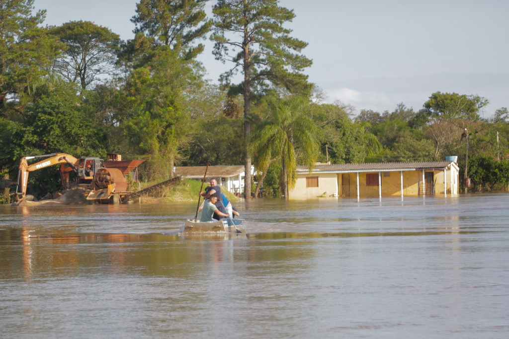 Além da cidade, moradores dos distritos são cadastrados para receber auxílios dos governos estadual e federal; confira o cronograma