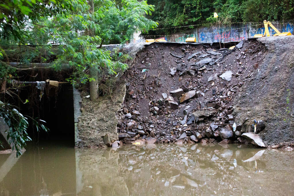 título imagem Desmoronamentos de terra na encosta do Arroio Cadena preocupam moradores