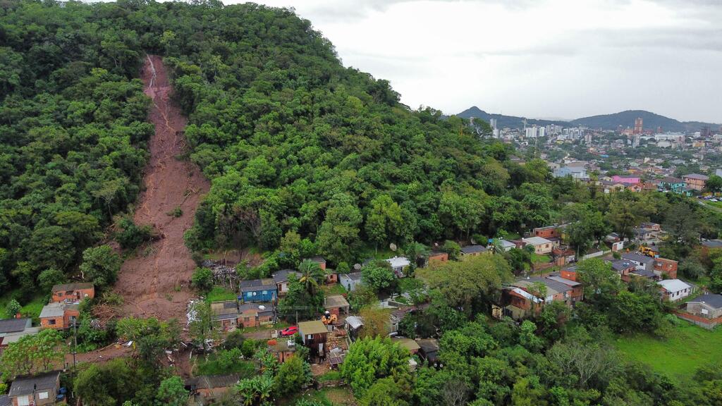 Foto: Gabriel Haesbaert - Deslizamento de terra no Morro Cechella, em Santa Maria, deixa duas vítimas