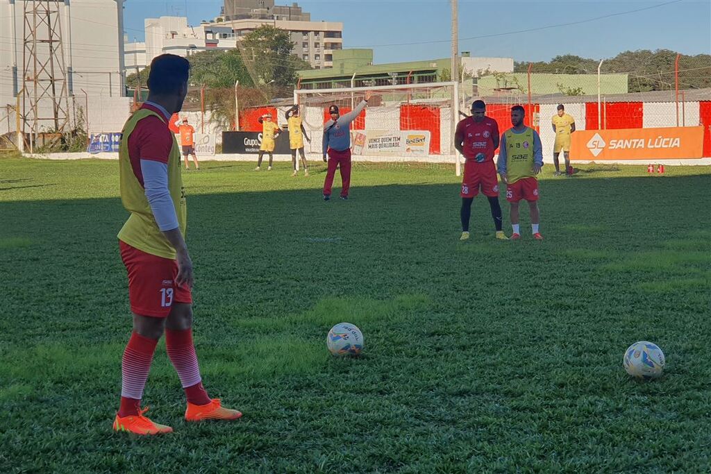 título imagem Após mais de um mês, Inter-SM volta a treinar no gramado do Presidente Vargas