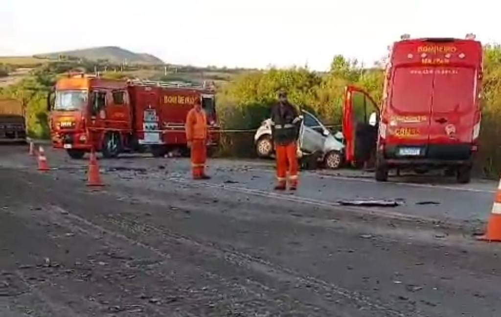 título imagem Mulher morre em colisão entre carro e caminhão na BR-392 em Caçapava do Sul