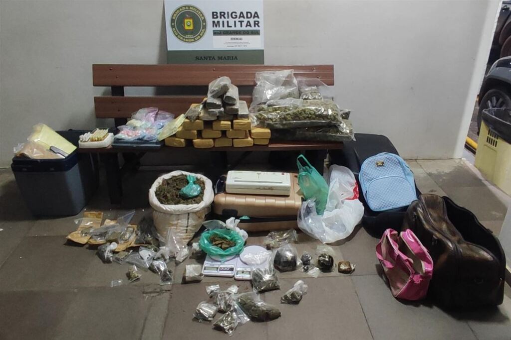 Foto: Brigada Militar - Entorpecentes estavam com os jovens e em um apartamento