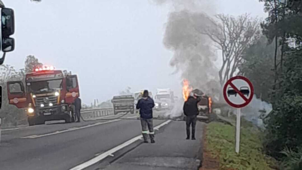 título imagem Veículo pega fogo na BR-287, entre Santa Maria e São Pedro do Sul