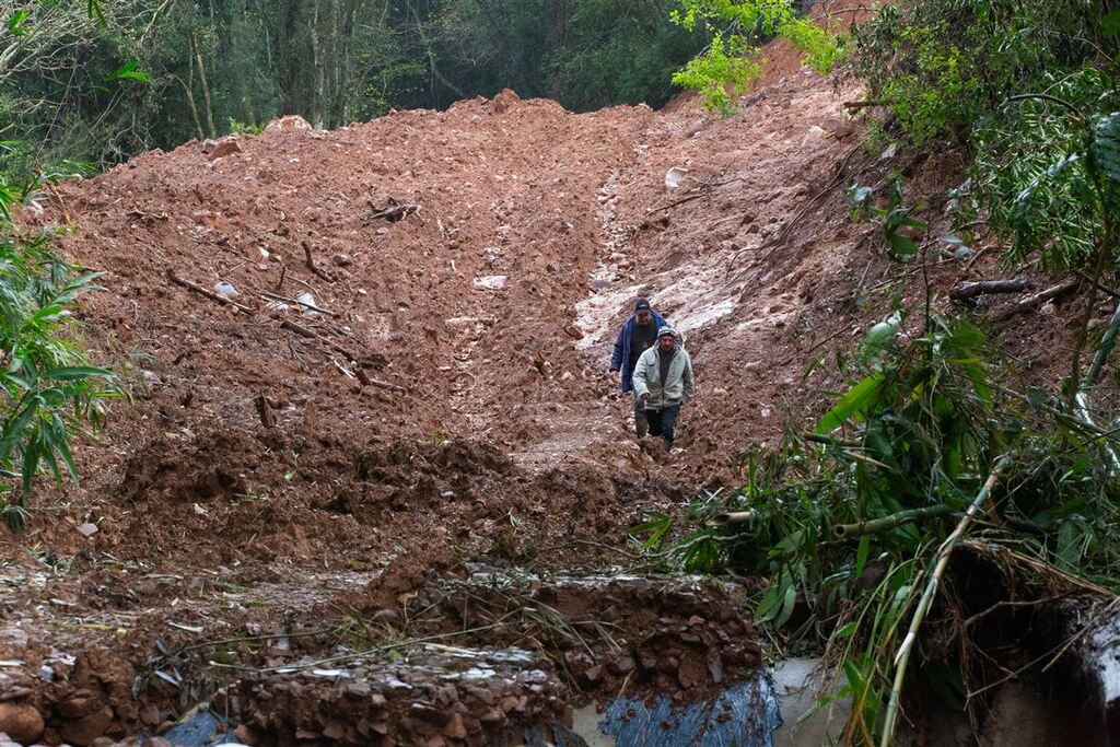 Deslizamento impede trânsito de comunidade em distrito de Santa Maria há um mês