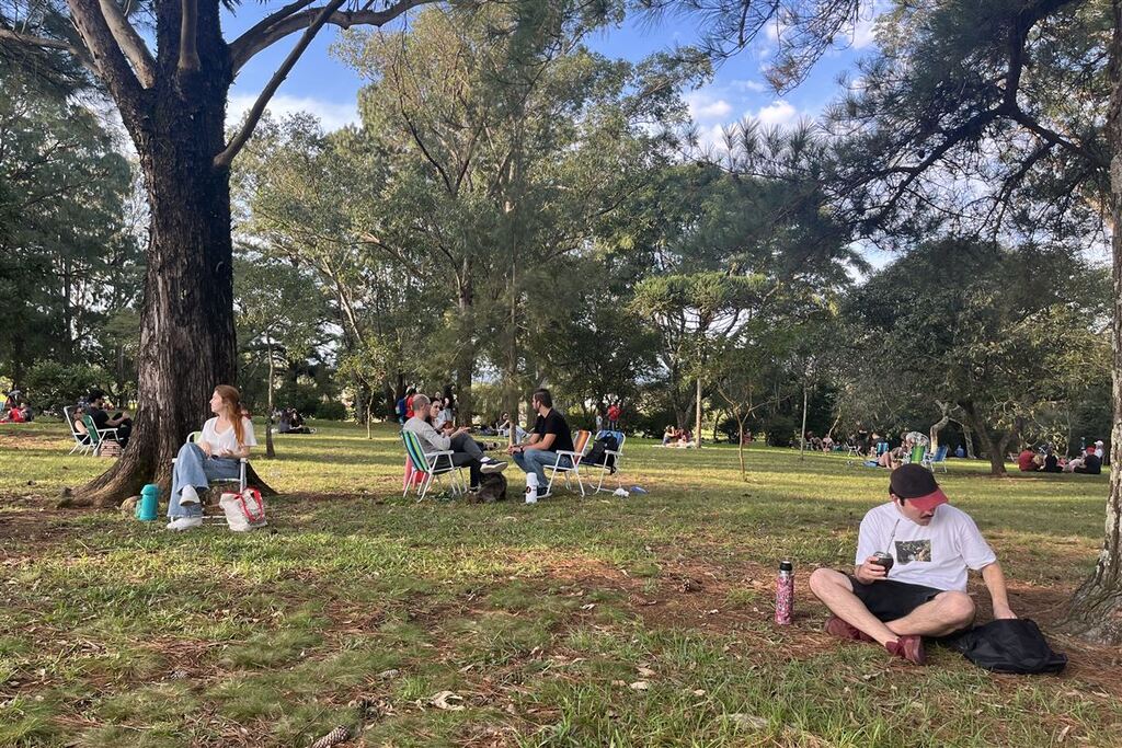 título imagem Sol e calor levam comunidade a aproveitar o dia na UFSM; Confira a previsão do tempo para a semana