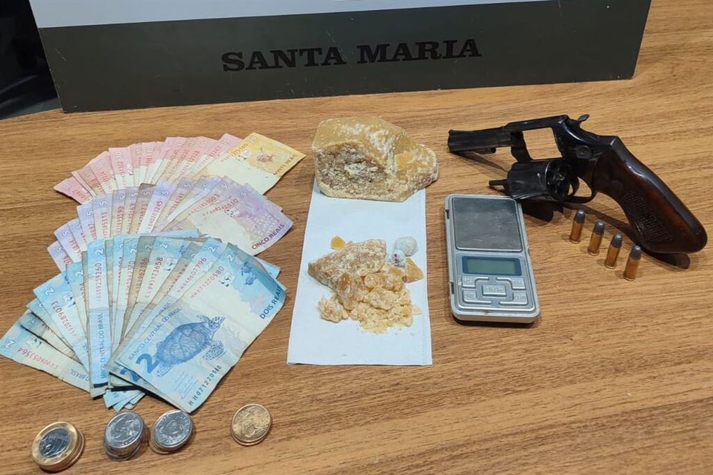 Jovem é preso com droga e arma escondida na casa dos avós em Santa Maria